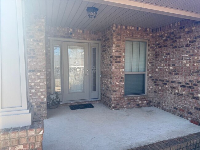 Foto del edificio - Spacious 4 Bedroom in Brooke Estates (w/ 3 car garage!!)