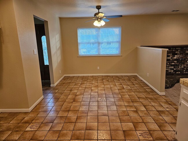 Foto del edificio - Available Now!