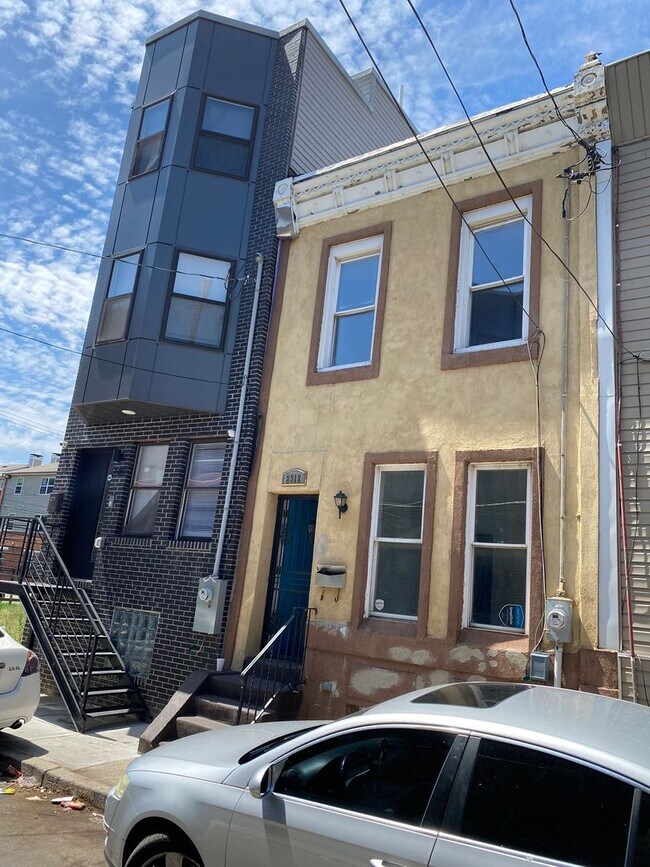 Foto del edificio - Beautiful 4-Bedroom Townhome in North Phil...