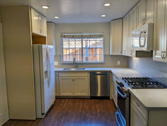 Building Photo - Spacious 3 Bed 1.5 Bath House Close to Val...