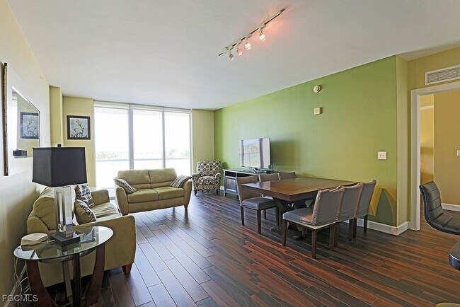Building Photo - 3000 Oasis Grand Blvd