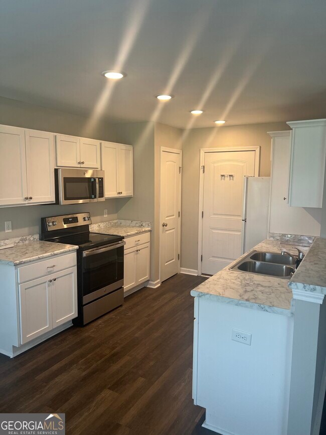 Building Photo - 216 Evans Ter