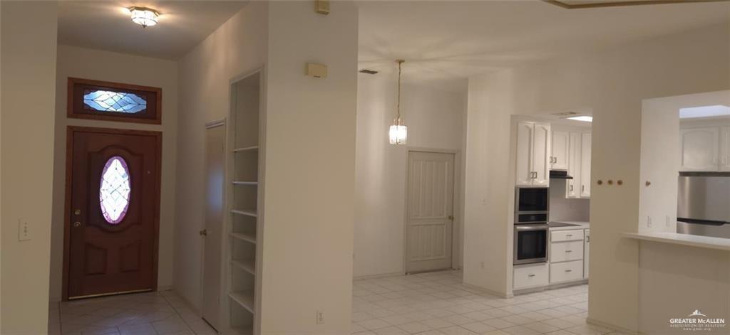 Building Photo - 4 E Jasmine Ave