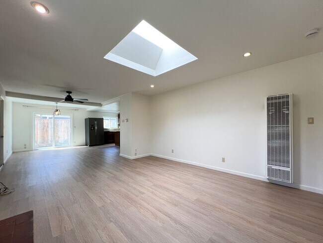 Foto del edificio - Charming Browns Valley Home with Large Lot & Creek Setting