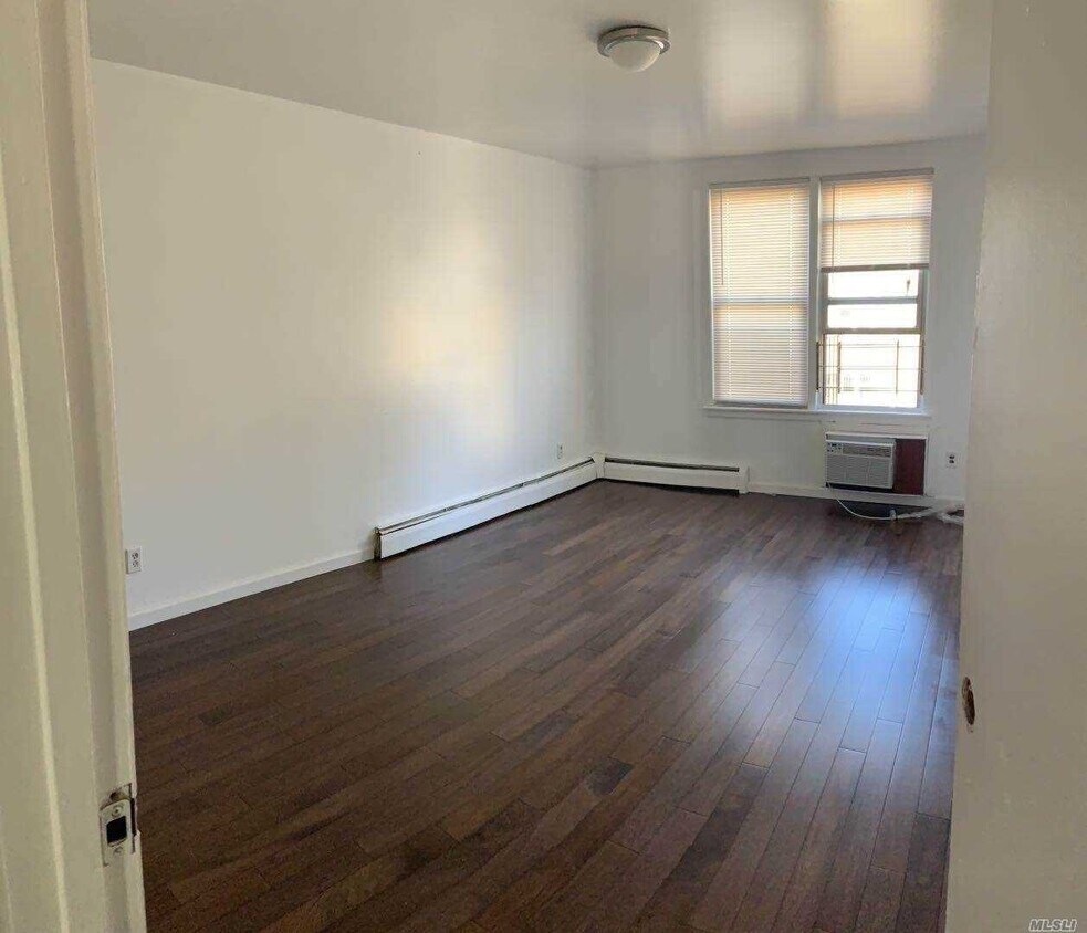 Foto principal - 134-11 Dahlia Ave
