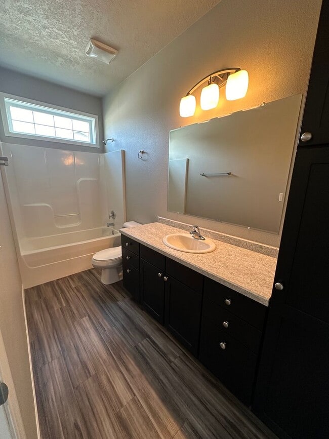 Building Photo - 3 Bedroom Townhouse!