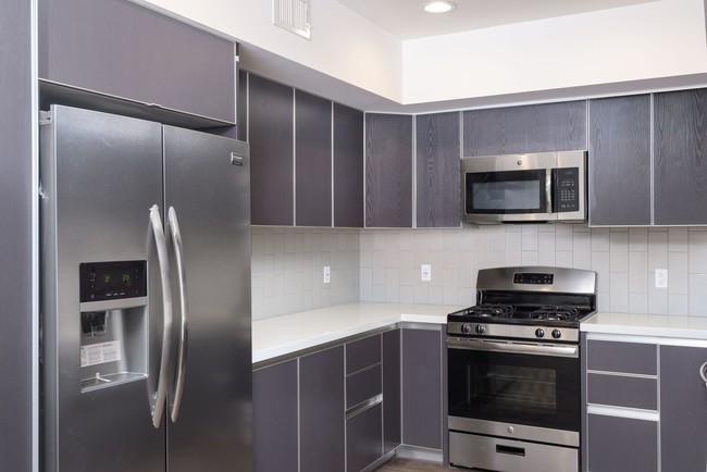 Building Photo - 807 N Hudson Ave