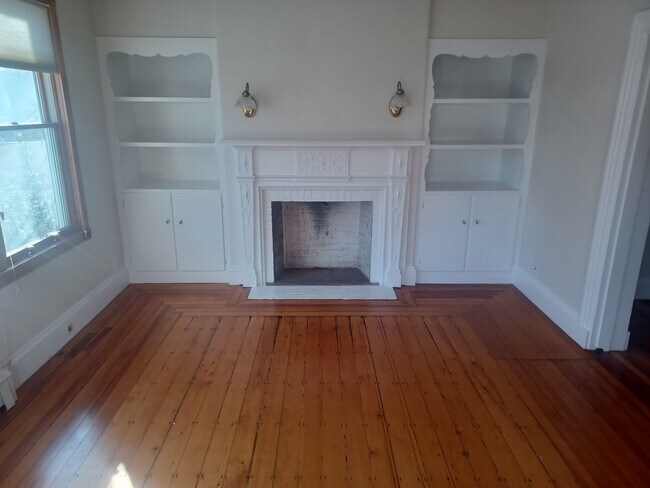 sala de estar con chimenea y estantes empotrados - 60 Thorndike St