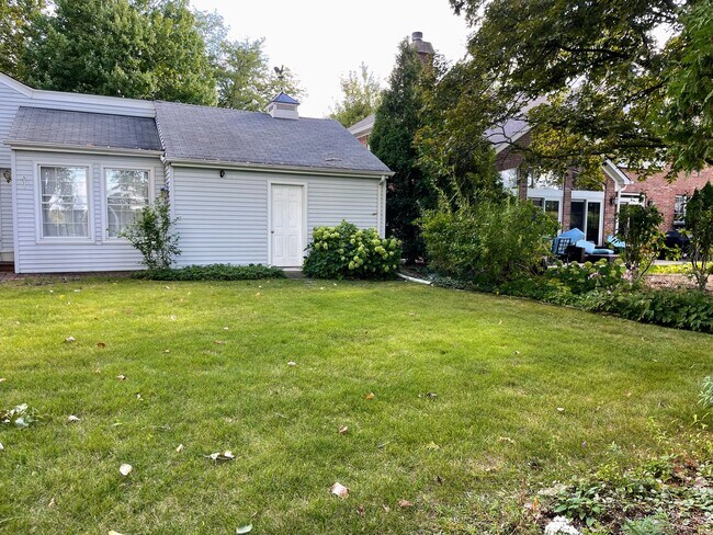 Foto del edificio - 2546 Laurel Ln