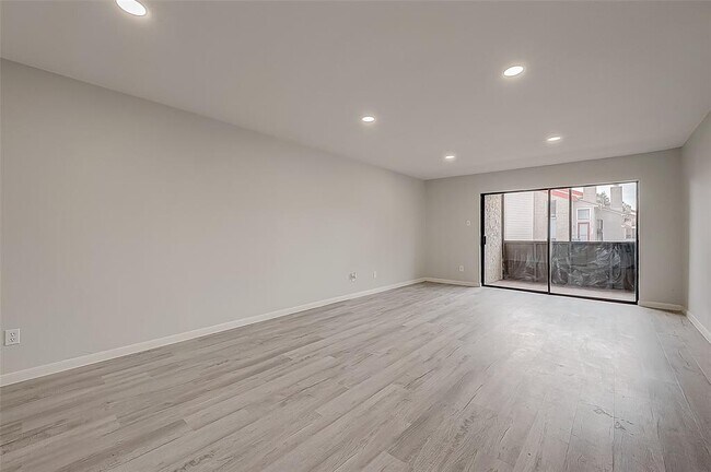 Foto del edificio - 3025 Walnut Bend Ln