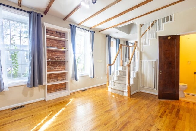 Building Photo - Lovely 3 BR/1.5 BA Semi-Detached Home in S...