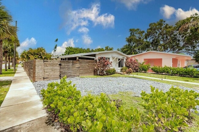 Building Photo - 422 Phippen Waiters Rd