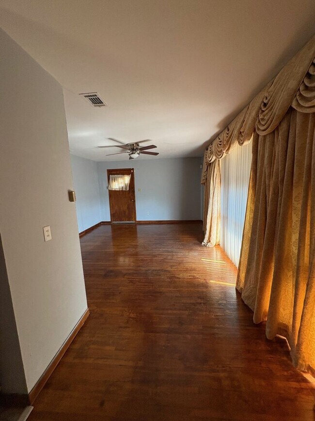 Foto del edificio - 3 Bedrooms and 1 Bathroom