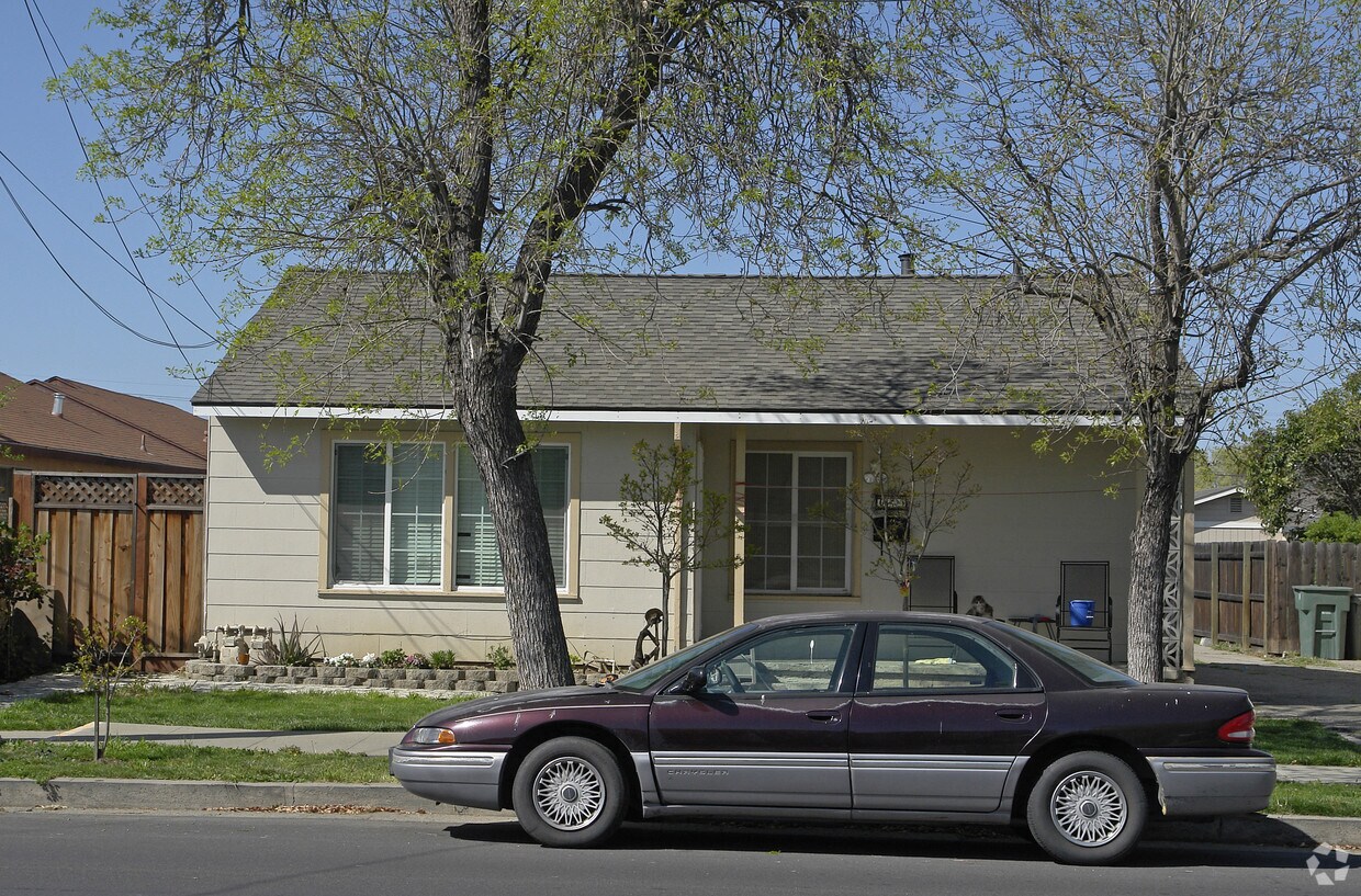 Building Photo - 637 N L St