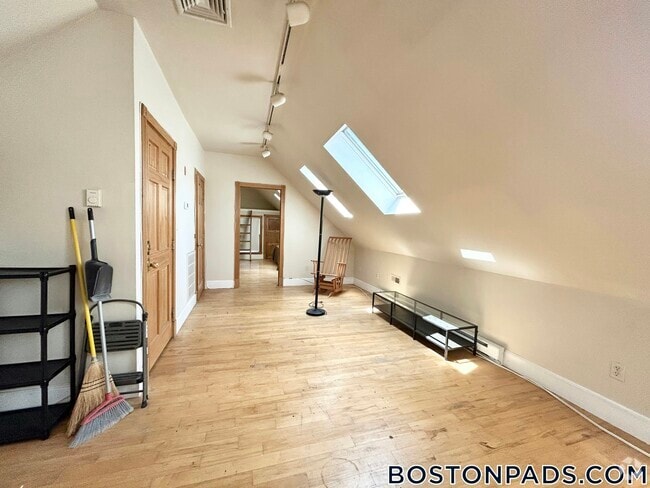 Building Photo - 89 Hillside St