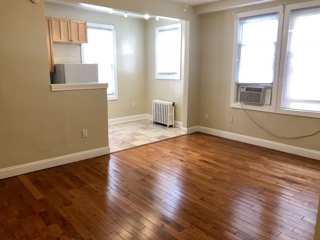 Building Photo - Fantastic Corner Studio in Logan Circle!