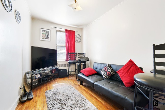 Foto del edificio - 5711 Tilden Avenue
