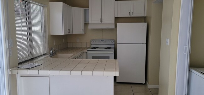 Foto del edificio - CONDO FOR RENT!