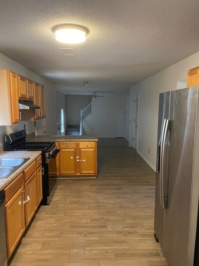 Building Photo - Great Location!! Very Spacious!!