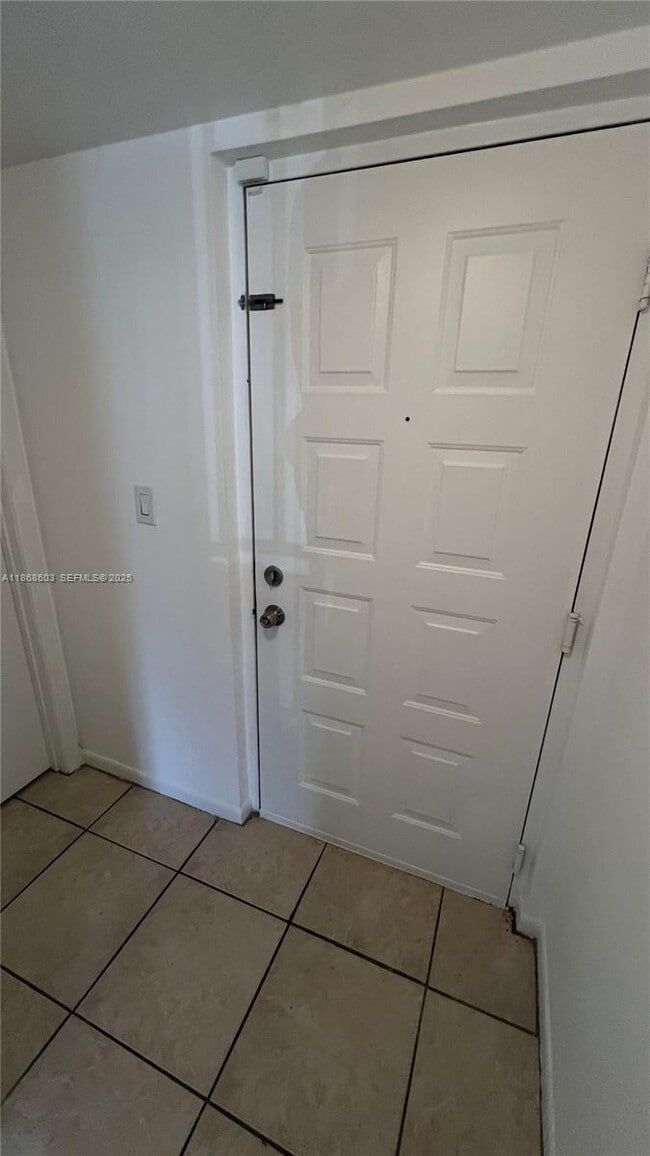 Building Photo - 711 N Pine Island Rd