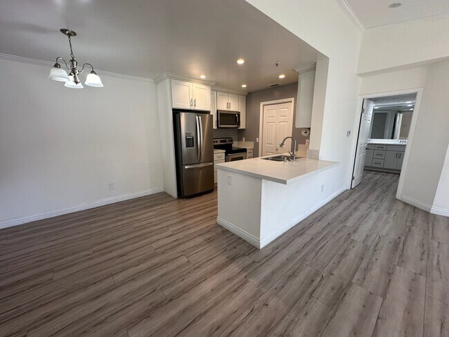 Building Photo - STUNNING VIEW 2 + 2 CONDOMINIUM