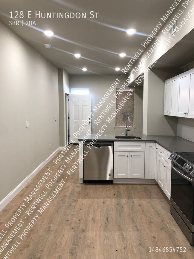 Building Photo - TWO Bi-Level Apartments  Each 3Beds 2Baths...