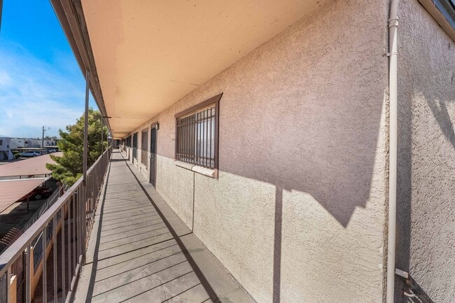 Building Photo - Modern Condo: Remodeled Elegance Awaits!