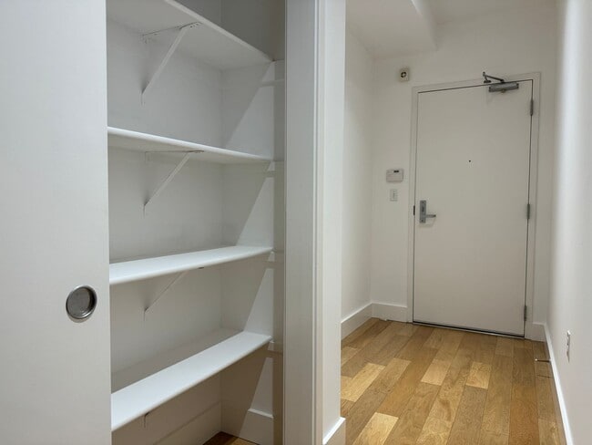Building Photo - Lovely 2 Bed, 2 Bath Mission Condo w Parki...