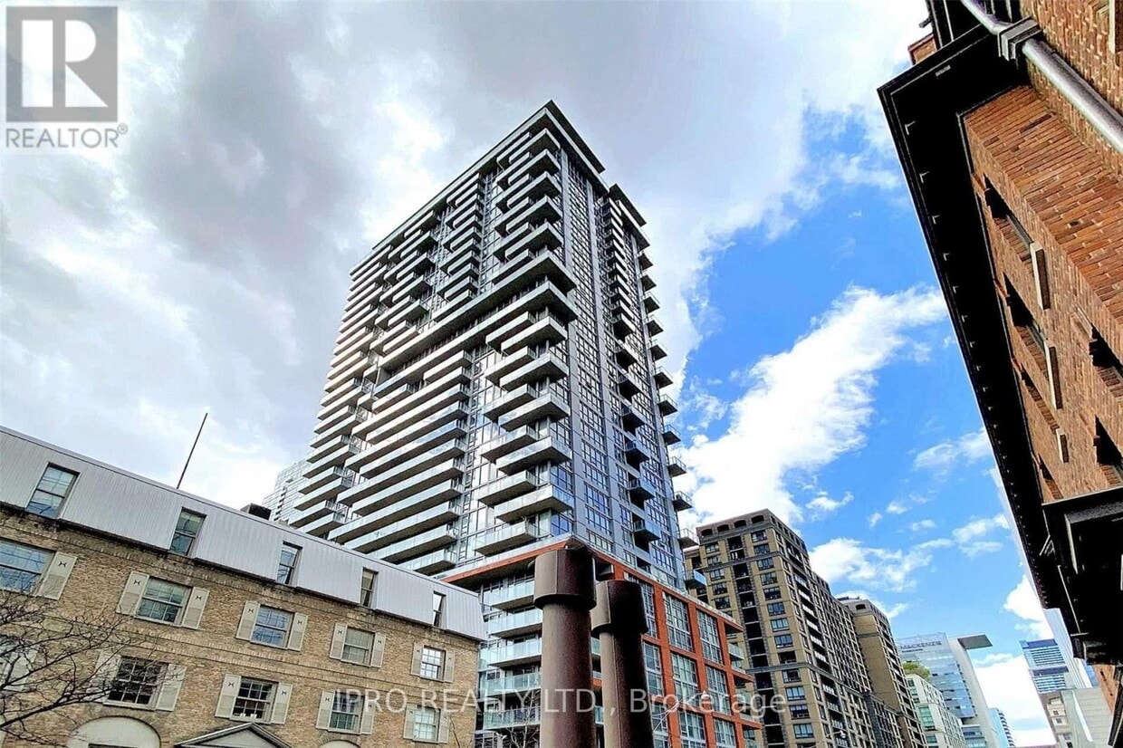 Primary Photo - 126 Simcoe St