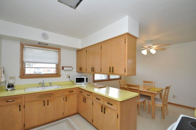 Building Photo - 7134 W Lakefield Dr