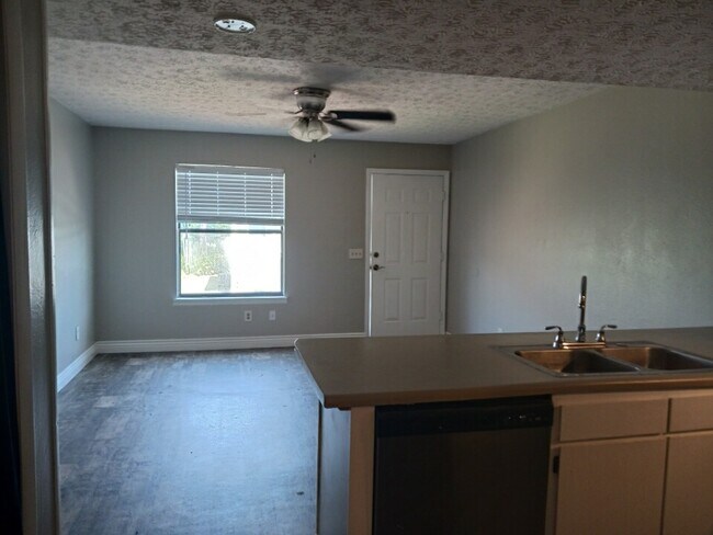 Building Photo - 3600 Tiki Dr