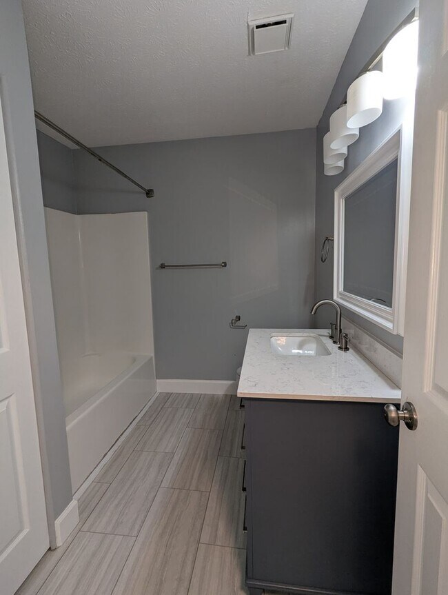 Building Photo - 4 Bedroom Home In Radcliff!