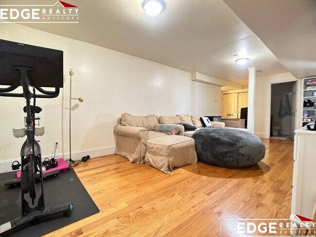 Foto del edificio - 107 Fisher Ave