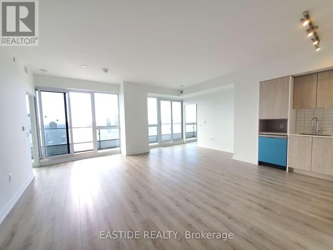 Photo du bâtiment - 395-5395 Bloor St E