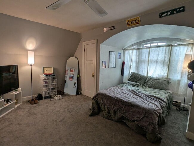 Building Photo - 3040 N Farwell Ave