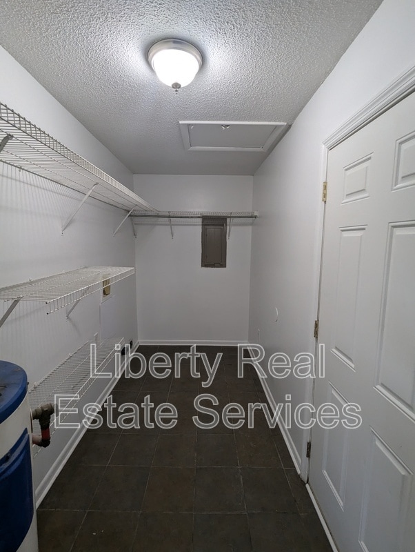 Building Photo - 468 Elm St