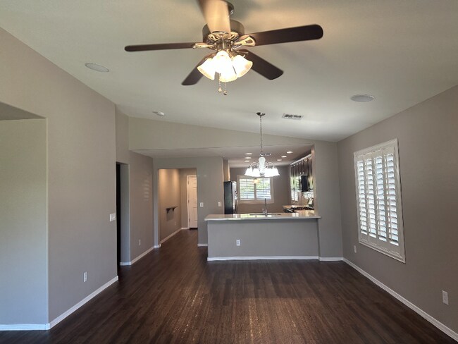 Foto del edificio - 2213 E Stacey Rd