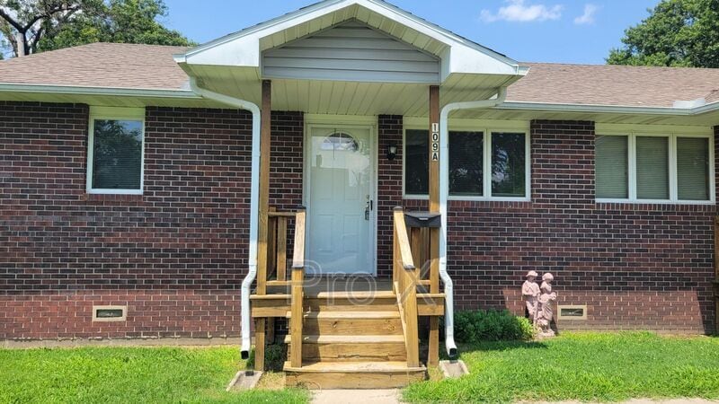 Primary Photo - 109 E Kansas St
