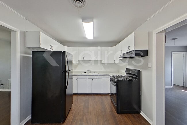 Building Photo - 5117 SW 16th Ave