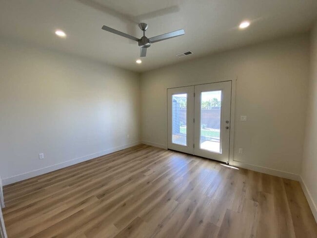 Building Photo - 656 Raintree Ln