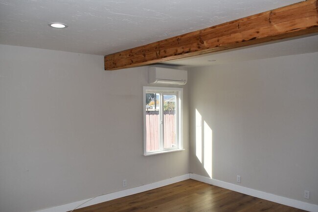Building Photo - 1 Bedroom 1 Bath ADU with Fully Fenced Rea...