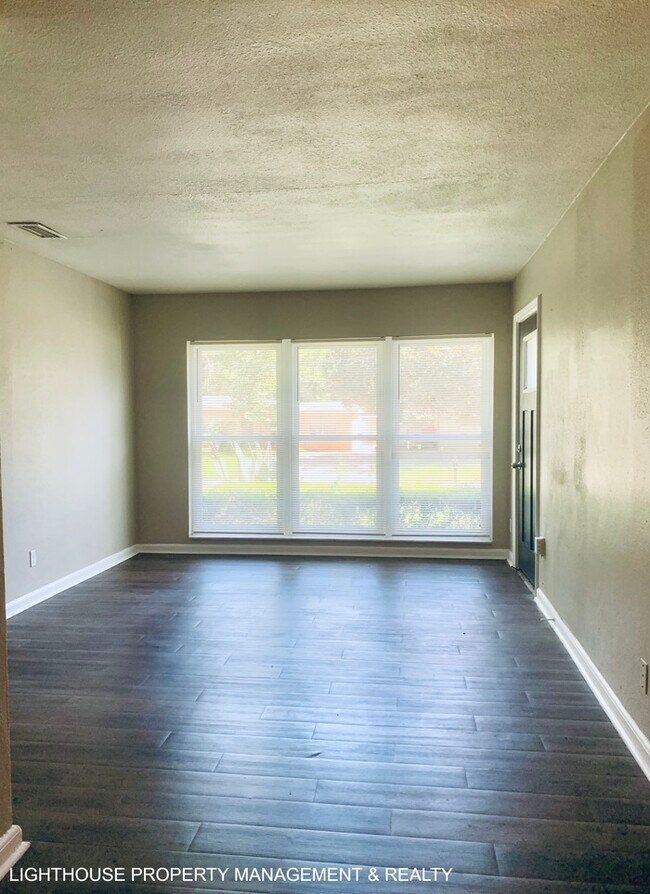 Foto del edificio - Large 4 Bed/2 Bath House with Carport & Fe...