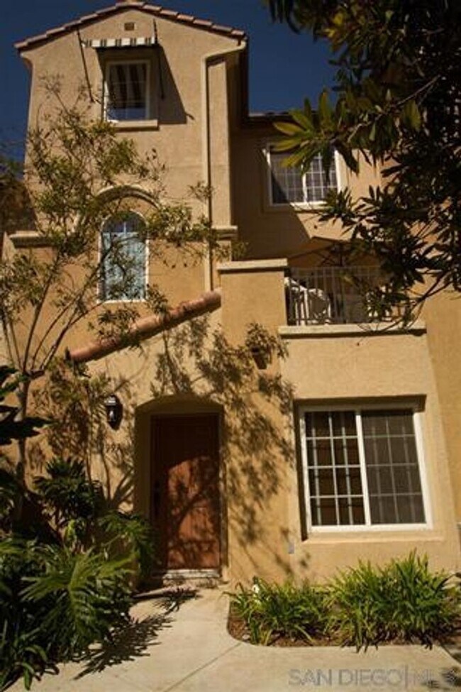 Foto del edificio - Modern Tri-Level Townhome – Bright, Spacio...