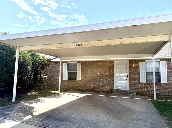 Building Photo - 2305 Cimmaron Dr