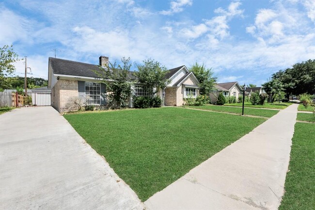 Building Photo - 7911 Pella Dr