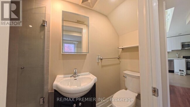 Photo du bâtiment - 718 Bathurst St