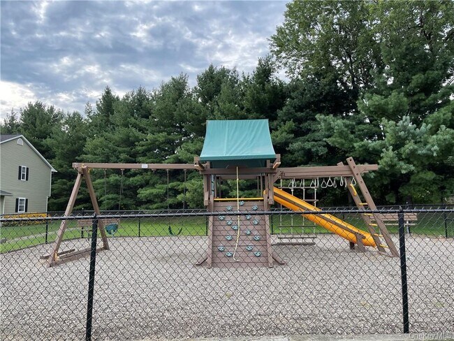 Foto del edificio - 100 Hillside Dr