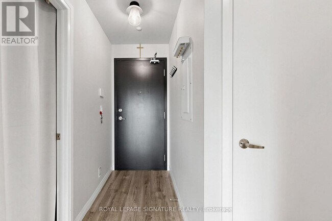 Photo du bâtiment - 2150 Lawrence Ave E