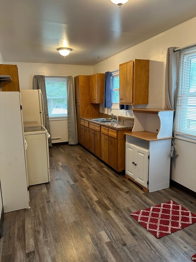 Building Photo - 3 Bed/ 1 Bath Centrally Located House