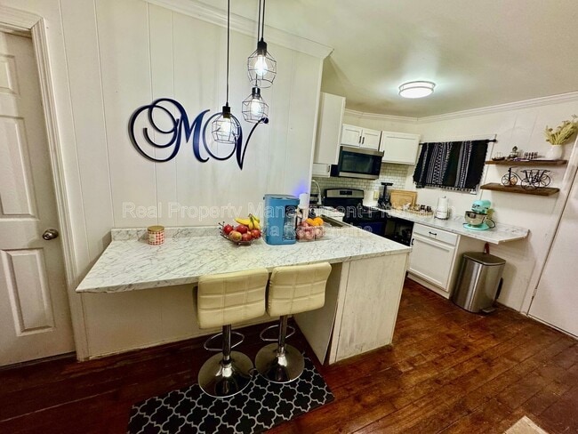 Building Photo - 2218 Sarah St